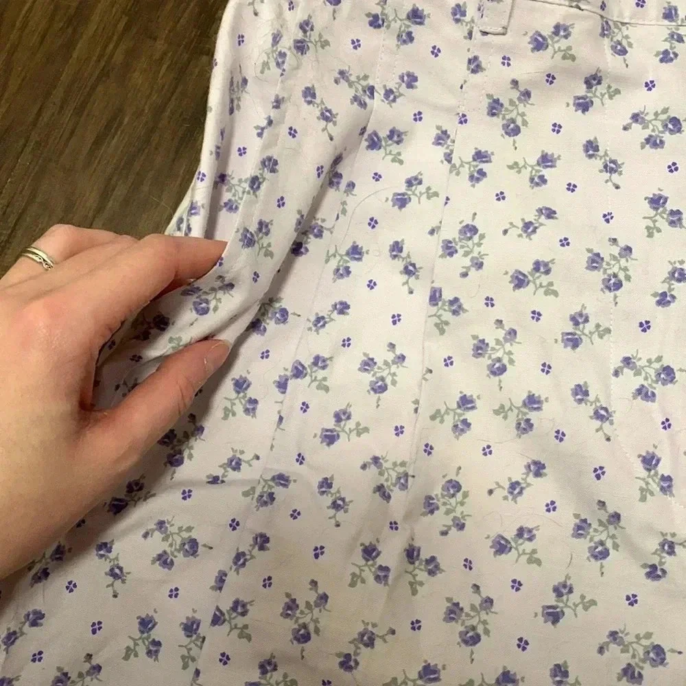 Mountain lake floral shorts - Picture 4 of 5